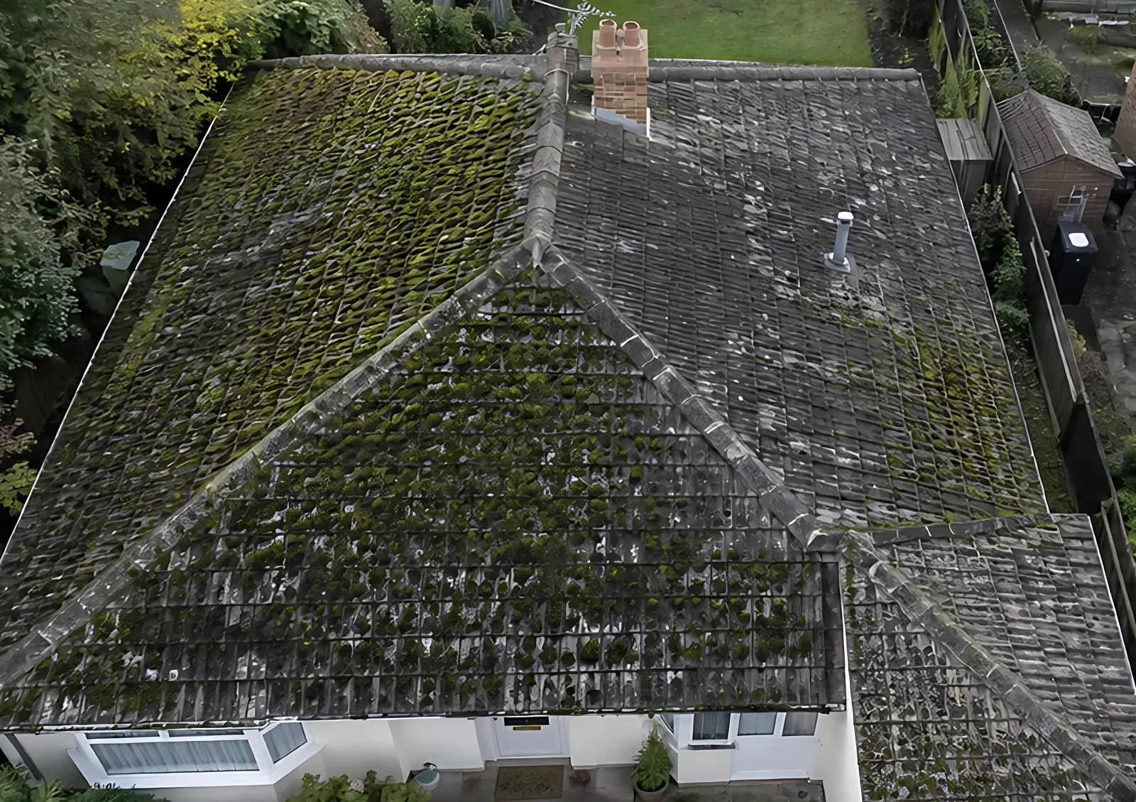 Bungalow roof before cleaning